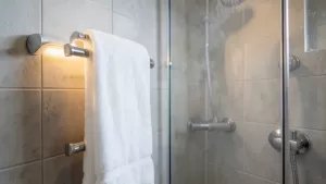 grzejnik w kabinie prysznicowej