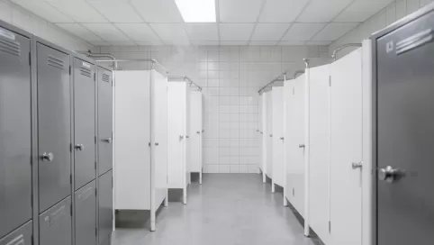 ile pryszniców na pracownika