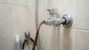 jak odkręcić wąż prysznicowy