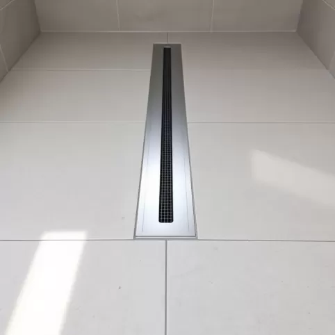 Jak położyć płytki pod prysznicem z odpływem liniowym