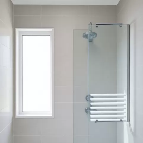 Jak zasłonić okno pod prysznicem