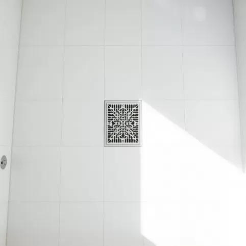 Jaki spadek płytek pod prysznicem