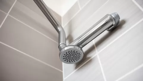 Jaki spadek rury od prysznica