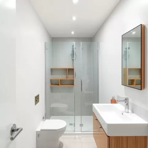 mała łazienka z prysznicem